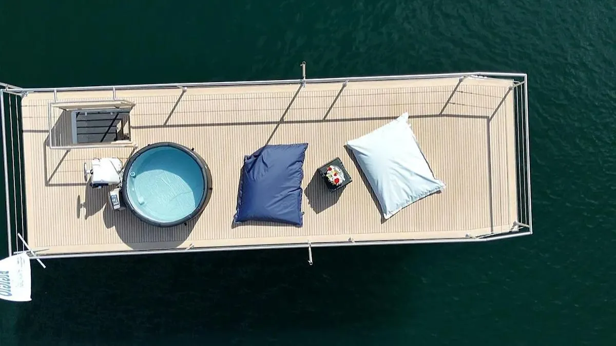 ספינת מלון מלון Lisanza Neon Bigigio House Boat איטליה