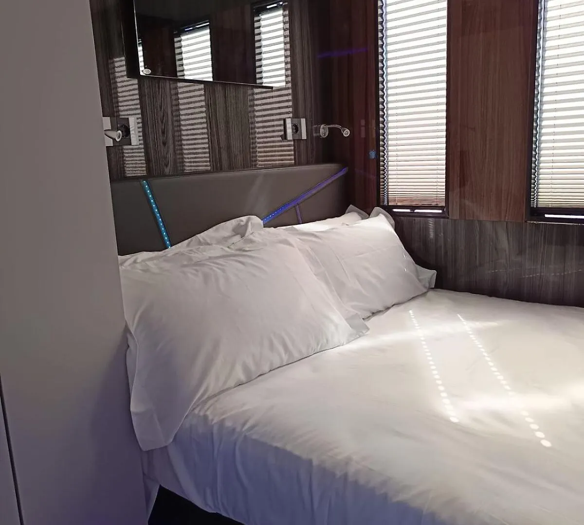 מלון Lisanza Neon Bigigio House Boat ספינת מלון