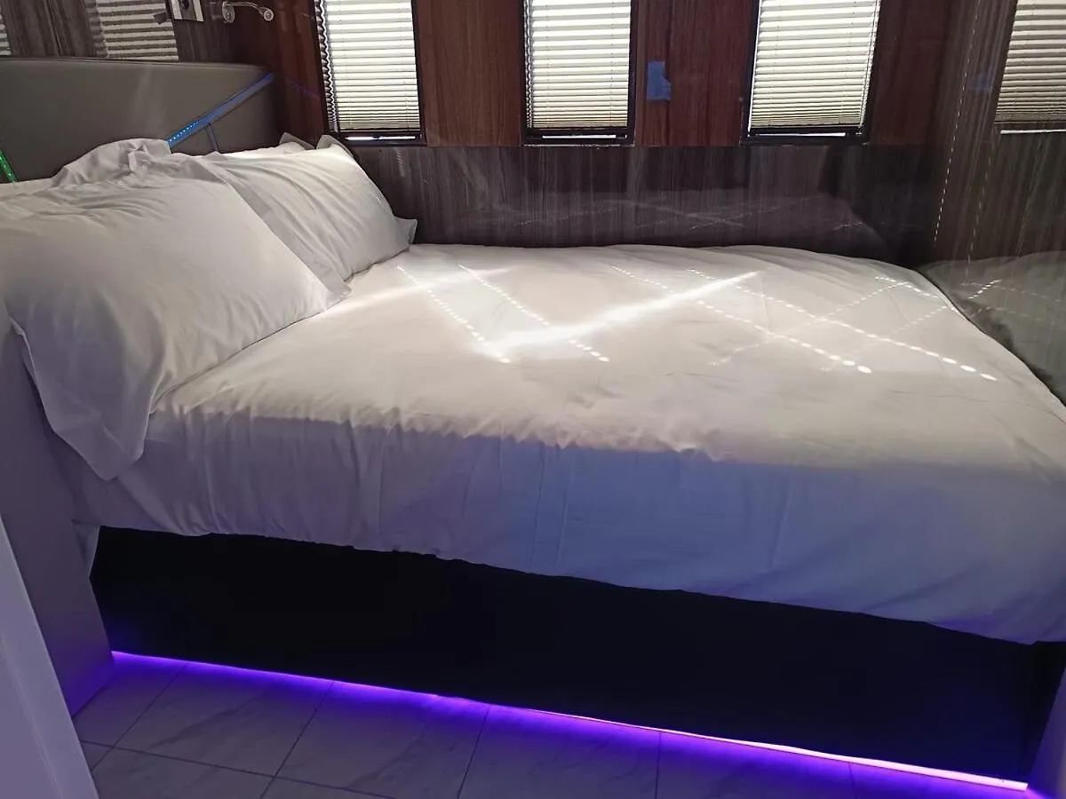 מלון Lisanza Neon Bigigio House Boat