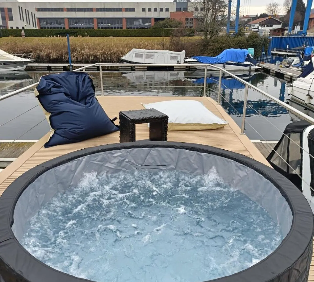 ホテル Neon Bigigio House Boat Lisanza
